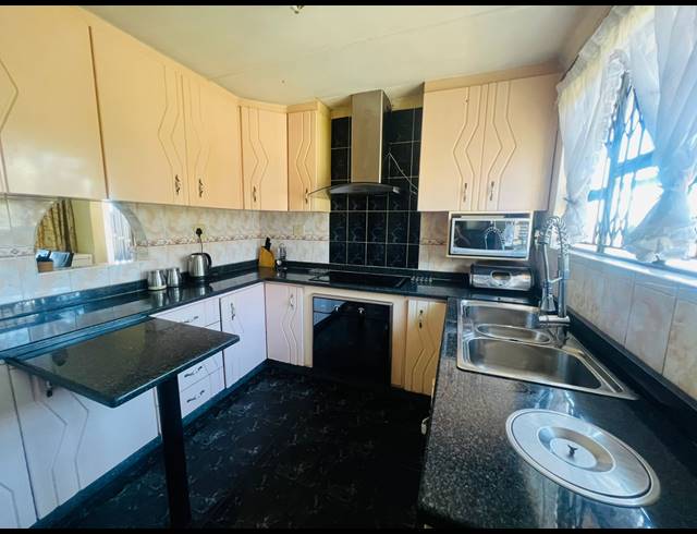 4 BEDROOM FREEHOLD FOR SALE IN NEWLANDS WEST